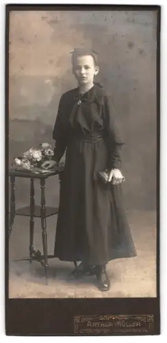Fotografie Arthur Müller, Cossebaude, Dresdnerstr. 34, Mädchen in dunklem Kleid mit Blumen und Buch