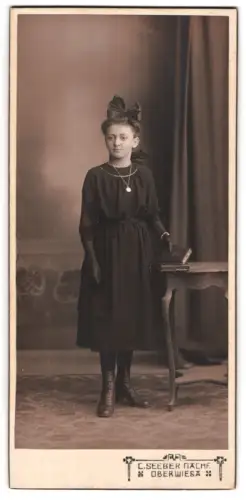 Fotografie C. Seeber Nachf., Oberwiesa, Mädchen in eleganter Kleidung