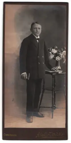 Fotografie Atelier Müller, Cossebaude, Junge mit Anzug und Blumenarrangement