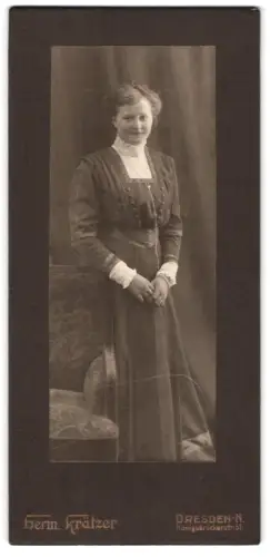 Fotografie Hermann Krätzer, Dresden-N., Königsbrückerstr. 51, Porträt einer Dame in elegantem Kleid