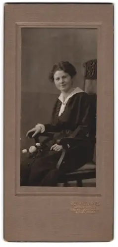 Fotografie Bernh. Gunkel, Leipzig-Gohlis, Äuss. Hällischestr. 91- 93, Sitzende Frau im eleganten Kleid