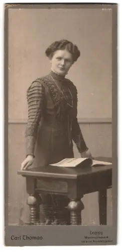 Fotografie Carl Thomas, Leipzig, Marienstrasse 4, Dame mit elegantem Kleid am Tisch 1911
