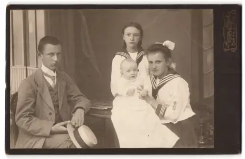 Fotografie Franz Beck, Ohrdruf i. Thür., Familienporträt mit Mädchen in Matrosenkleidung