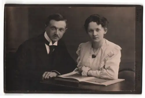 Fotografie Robert Barth, Bremen, Obernstrasse 34/36, Paar am Tisch mit Buch