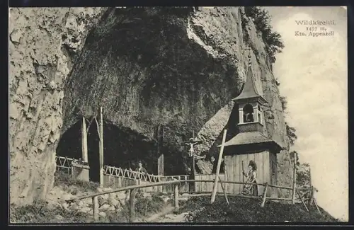 AK Wildkirchli /Appenzell, Ansicht mit Frau in Tracht