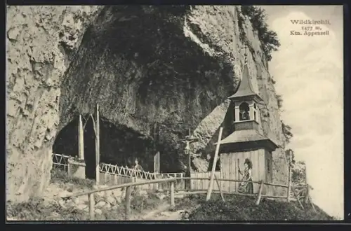 AK Appenzell, Wildkirchli mit einer Frau in Tracht davor