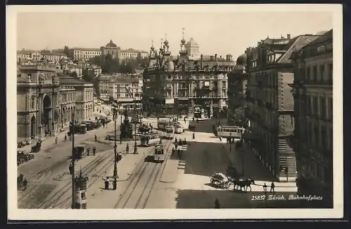 AK Zürich, Strassenbahnen auf dem Bahnhofplatz