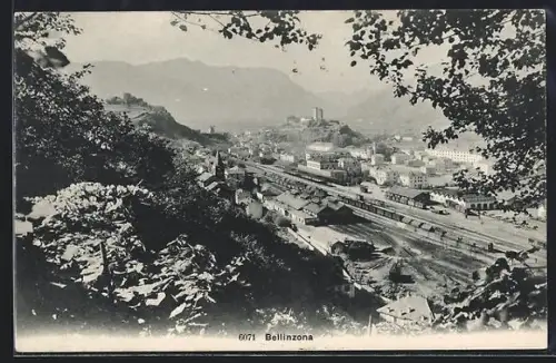 AK Bellinzona, Blick in den Ort mit Eisenbahnstrecken