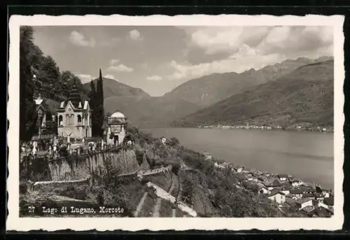 AK Morcote /Lago di Lugano, Teilansicht des Ortes mit Uferpartie und Gebirgspanorama