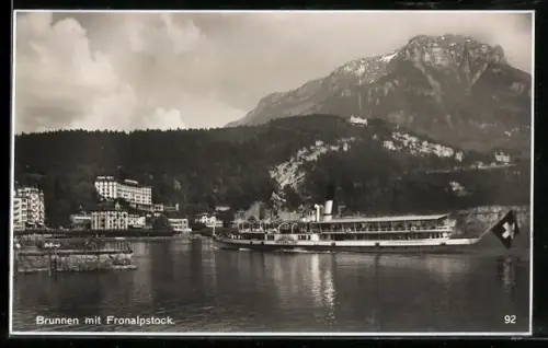 AK Brunnen, Einlaufen des Dampfers Unterwalden, Blick auf Fronalpstock