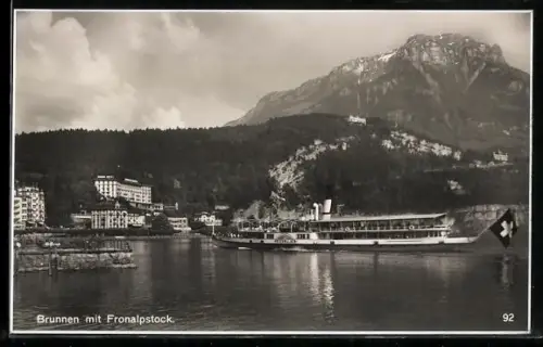 AK Brunnen, Einlaufen des Dampfers Unterwalden, Blick auf Fronalpstock