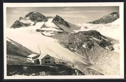 AK Wiesbadenerhütte mit Piz Buin, Berghütte