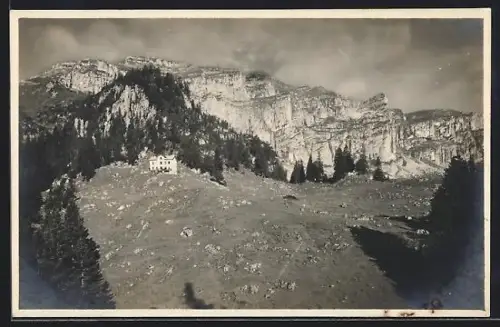 AK Rofanhütte, Blick zur Berghütte