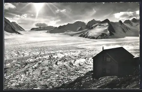 AK Konkordia-Hütte /Jungfrau, Blick zur Berghütte im Sonnenschein