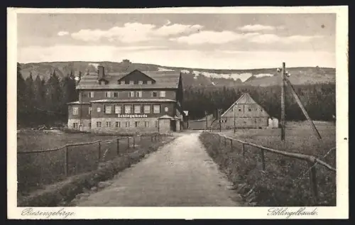 AK Schlingelbaude /Riesengebirge, Aussenansicht mit Gebirgspanorama