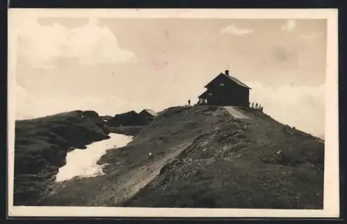 AK Statzer-Schutzhaus /Hohen-Hundstein, Ansicht mit Gästen und teilweise verschneiter Umgebung