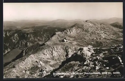 AK Schiestlhaus am Hochschwab, Blick zur Berghütte hinüber mit Bergpanorama