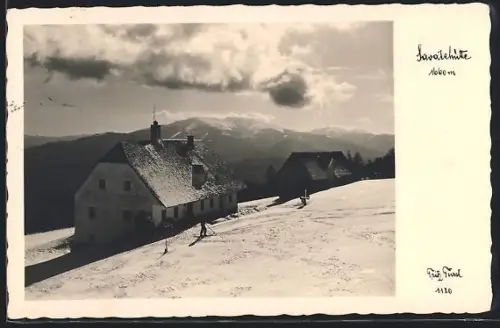 AK Savatehütte, Skifahrer vor der Berghütte