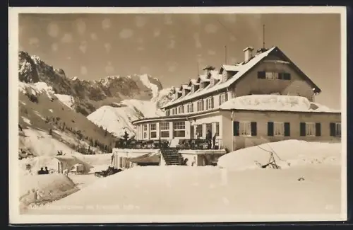 AK Adolf Zoeppritzhaus am Kreuzeck, Berghütte im Schnee