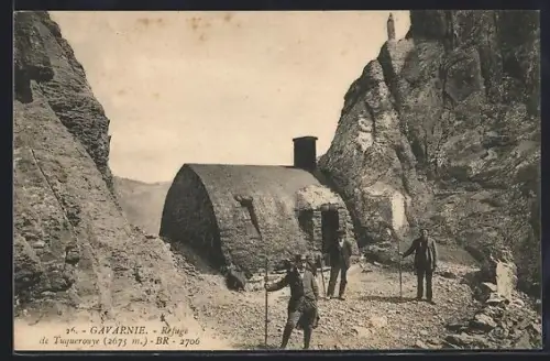 AK Refuge de Tuquerouye /Gavarnie, Wanderer vor der Berghütte