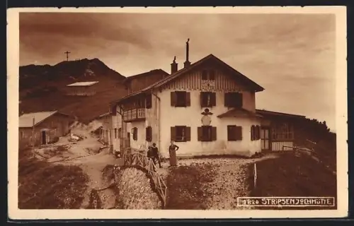 AK Stripsenjochhütte, Besucher vor der Berghütte