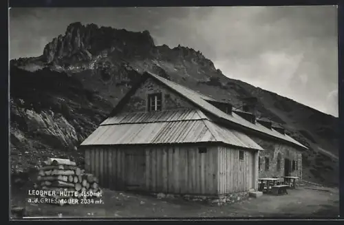 AK Leobner-Hütte a. d. Griesmauer, Berghütte mit Gipfelblick