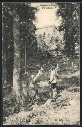 AK Kösseinehaus /Fichtelgebirge, Wanderer bei der Berghütte