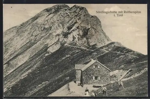 AK Nördlingerhütte mit Reitherspitze, Wanderer vor der Berghütte
