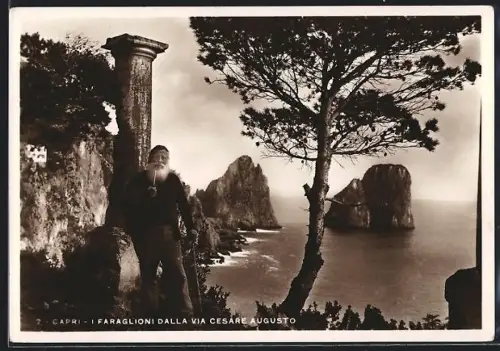 AK Capri, Alter Mann mit Pfeife vor Klippen, Faraglioni dalla Via Cesare Augusto