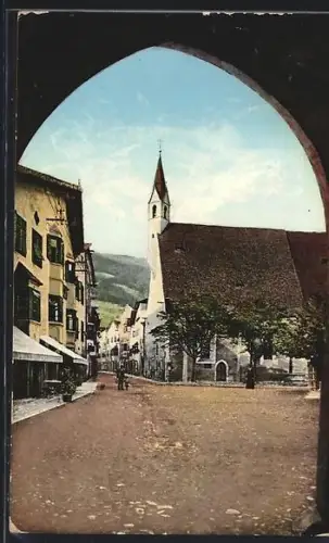 AK Sterzing, Blick durch das Stadttor auf die Spitalkirche und die Altstadt