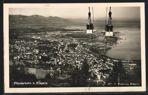 AK Bregenz, Pfänderbahn, Panorama mit Stadt, Bodensee und Seilbahnkabinen