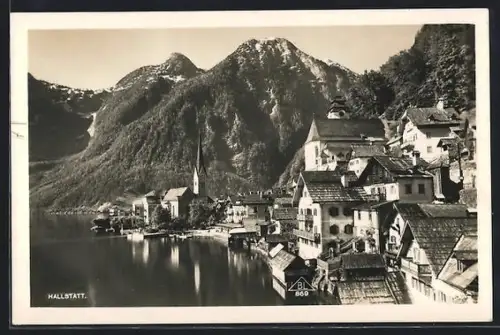 AK Hallstatt, Ortsansicht am See mit Kirche, Häuserreihen und Bergpanorama
