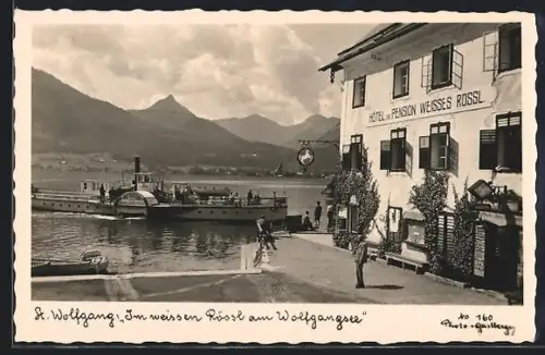 AK St. Wolfgang am Wolfgangsee, Hotel-Pension Weisses Rössl, Ufer mit Dampfer