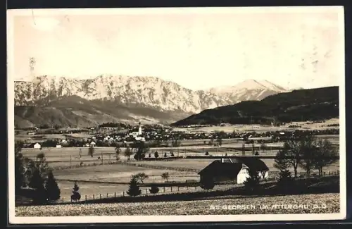 AK St. Georgen im Attergau, Panorama mit Kirche, Gehöften und Bergkulisse