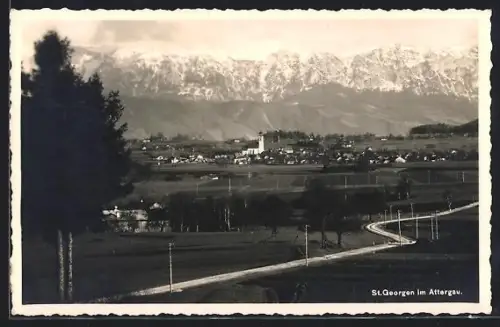 AK St. Georgen im Attergau, Panorama mit Kirche und Alpen