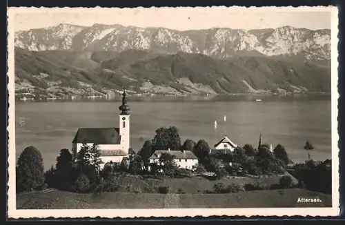 AK Attersee, Kirche und Uferpartie mit Gebirgspanorama