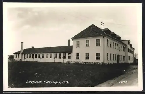AK Mattighofen /O. Oe., Blick zur Berufsschule