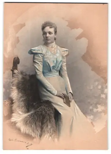 Fotografie Emil Tiedemann, Ort unbekannt, Frau in elegantem Kleid mit Buch