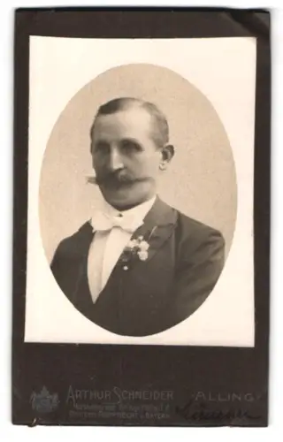 Fotografie Arthur Schneider, Alling, Portrait eines Mannes mit Schnurrbart