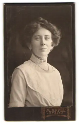 Fotografie M. Appel, Berlin, Neue Königstr. 1, Porträt einer Frau