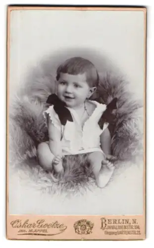Fotografie Oskar Goetze, Berlin, Invalidenstrasse 134, Kleinkind auf Fell