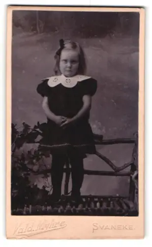 Fotografie Vald. Myhre, Svaneke, Porträt eines kleinen Mädchens