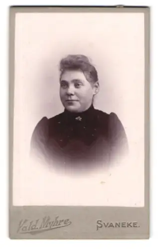 Fotografie Vald. Myhre, Svaneke, Elegantes Porträt einer Frau