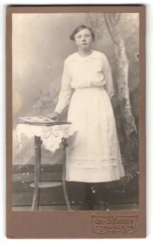 Fotografie Ch. Svendsen, Hasle, Mädchen neben einem Tisch stehend