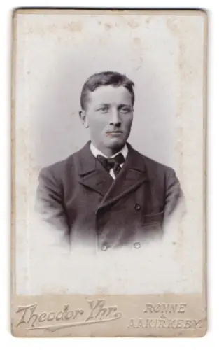 Fotografie Theodor Yhr, Rønne, Elegantes Porträt eines Mannes