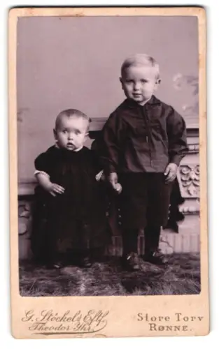Fotografie G. Stöckel`s Eftf., Rønne, Store Torv, Zwei Kinder in dunkler Kleidung