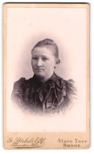 Fotografie G. Stöckel`s Eftf., Rønne, Store Torv, Porträt einer Frau