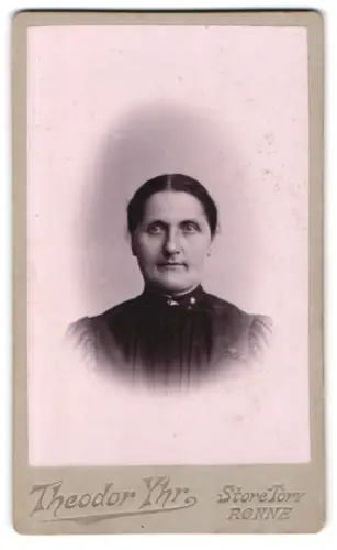 Fotografie G. Stöckel`s Eftf., Rønne, Store Torv, Elegantes Porträt einer Frau