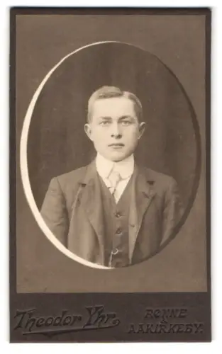 Fotografie Theodor Yhr, Rønne, Porträt eines jungen Mannes