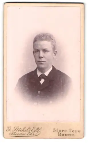 Fotografie G. Stöckel & Eftf., Rønne, Store Torv, Portrait eines jungen Mannes